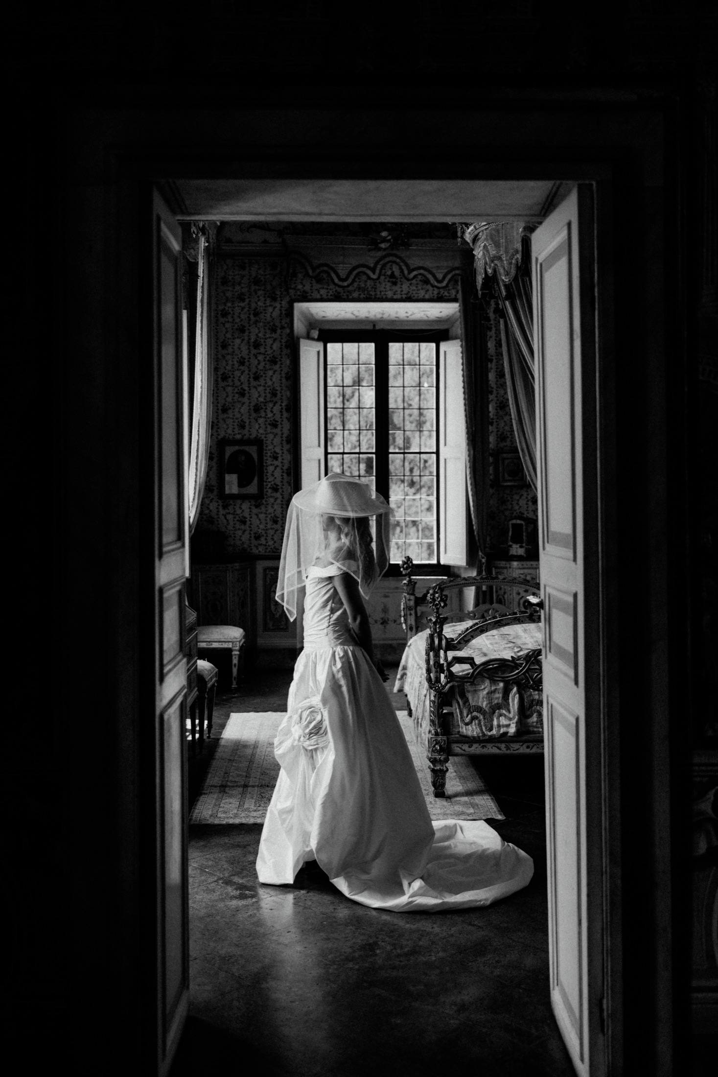 Black-and-white bridal portrait in an ornate Italian doorway